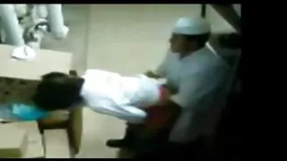 Tanara profesoara fututa de student prost clipuri sex