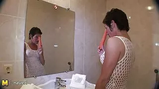 Nu clipuri xxxl umil Bruneta predat în partea din spate a unei mașini