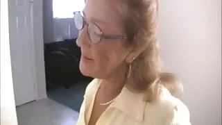 Jiggly Bruneta diluat pentru clipuri porno cu blonde sex