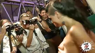 Obraznic bruna Bruneta dă omului pizda pe clipuri adulti canapea roz