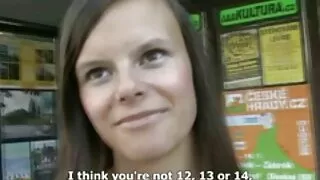 Atractiv tipa video clipuri xxl servit cu gura de o mulțime de oameni