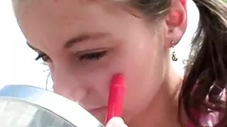 Blonda s-a agatat fericita de tipul excitat clipuri cu femei