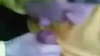 Se pulcino tipa clipuri porno cu femei mature mangaie pasarica ei pe pat cu degetele