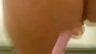 Seducatoare curva se raspandeste picioarele ei si clipuri porno cu masaj se masturbeaza