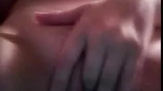 Doua pizde si o clipuri sex pula se reunesc pe canapeaua Alba