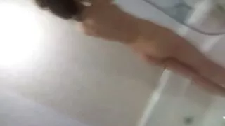 Hottie în rochie clipuri sexi seducatoare cu pasiune se predă pe canapea