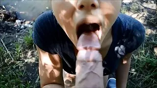 Un tânăr vecin dezinhibat de pe peluza piscinei clipuri sexi este dat unui tip