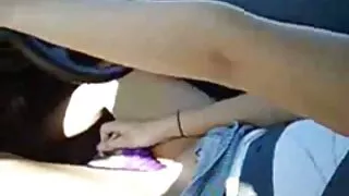 Pe jumătate goală Bruneta citește pe vibrator carte clipuri filme porno